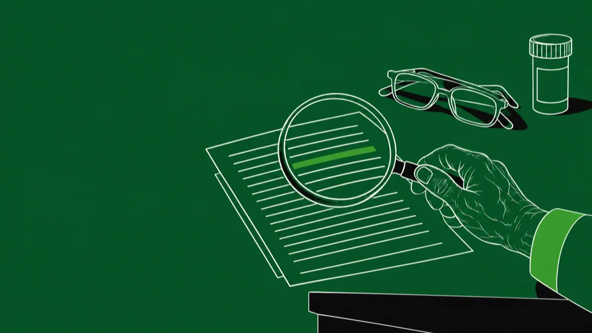 Ilustração de uma mão idosa segurando uma lupa sobre um extrato, com uma linha destacada em verde, ao lado de óculos de leitura e de um frasco de remédio